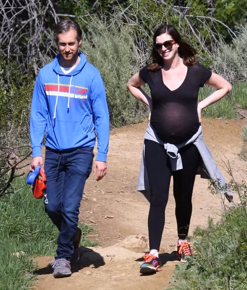 Anne vác bụng bầu leo núi.