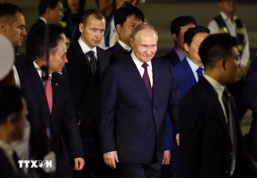 Tổng thống Liên bang Nga Vladimir Putin tại Sân bay quốc tế Nội Bài. (Ảnh: Phạm Kiên/TTXVN)