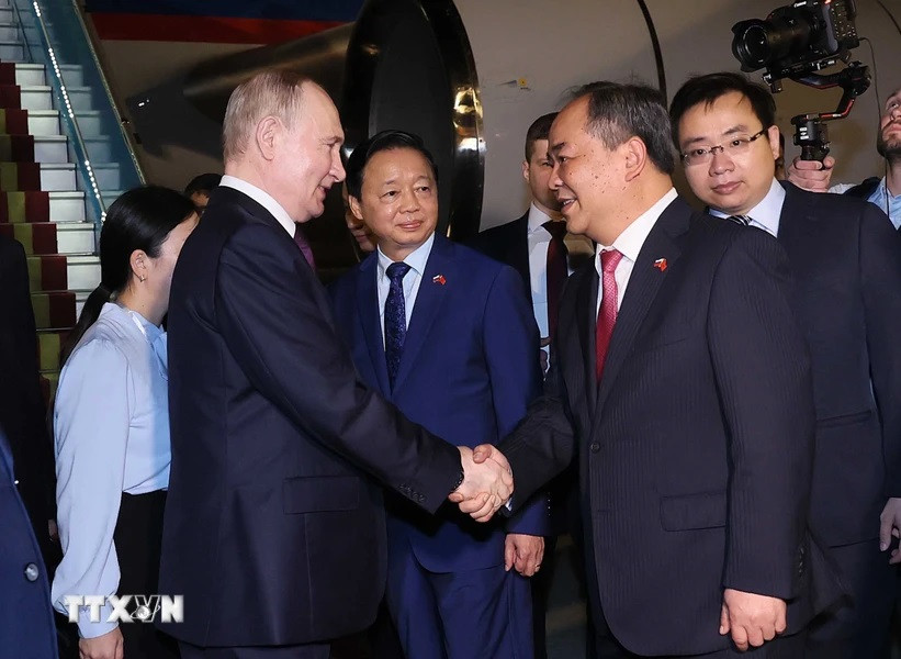 Cùng đón Tổng thống Liên bang Nga Vladimir Putin tại Sân bay quốc tế Nội Bài (Hà Nội) có Chủ nhiệm Văn phòng Chủ tịch nước Lê Khánh Hải. (Ảnh: An Đăng/TTXVN)