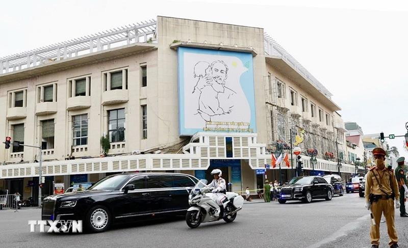 Đoàn xe của Tổng thống Nga Vladimir Putin trên đường di chuyển đến Phủ Chủ tịch. (Ảnh: Nhật Anh/TTXVN) Đoàn xe của Tổng thống Nga Vladimir Putin trên đường di chuyển đến Phủ Chủ tịch. (Ảnh: Nhật Anh/TTXVN)