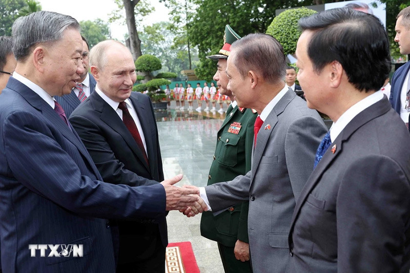 Chủ tịch nước Tô Lâm và Tổng thống Liên bang Nga Vladimir Putin với các thành viên Đoàn đại biểu Việt Nam. (Ảnh: Nhan Sáng/TTXVN) Chủ tịch nước Tô Lâm và Tổng thống Liên bang Nga Vladimir Putin với các thành viên Đoàn đại biểu Việt Nam. (Ảnh: Nhan Sáng/TTXVN)
