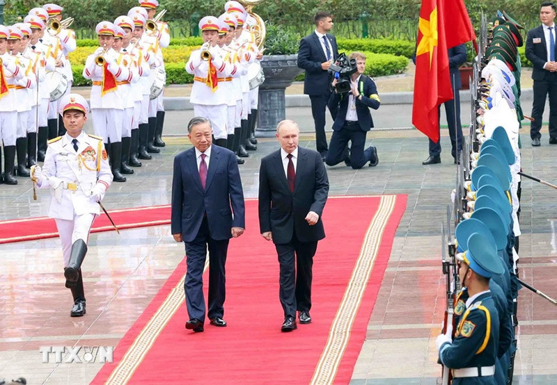 Chủ tịch nước Tô Lâm và Tổng thống Liên bang Nga Vladimir Putin duyệt Đội danh dự Quân đội nhân dân Việt Nam. (Ành: Phạm Kiên/TTXVN) Chủ tịch nước Tô Lâm và Tổng thống Liên bang Nga Vladimir Putin duyệt Đội danh dự Quân đội nhân dân Việt Nam. (Ành: Phạm Kiên/TTXVN)