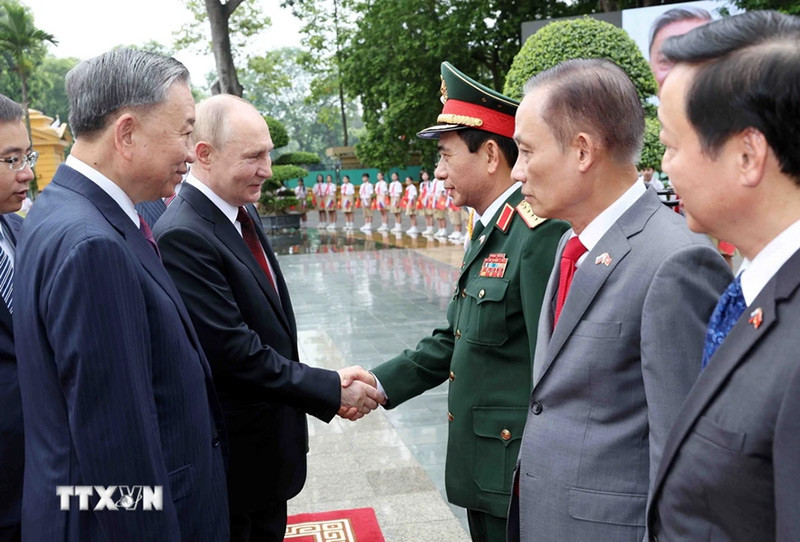 Chủ tịch nước Tô Lâm và Tổng thống Liên bang Nga Vladimir Putin với các thành viên Đoàn đại biểu Việt Nam. (Ảnh: Nhan Sáng/TTXVN) Chủ tịch nước Tô Lâm và Tổng thống Liên bang Nga Vladimir Putin với các thành viên Đoàn đại biểu Việt Nam. (Ảnh: Nhan Sáng/TTXVN)