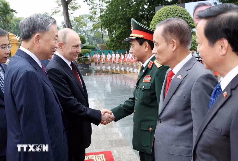 Chủ tịch nước Tô Lâm và Tổng thống Liên bang Nga Vladimir Putin với các thành viên Đoàn đại biểu Việt Nam. (Ảnh: Nhan Sáng/TTXVN)