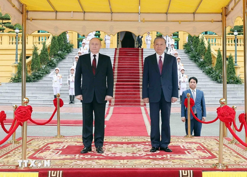 Chủ tịch nước Tô Lâm và Tổng thống Liên bang Nga Vladimir Putin trên bục danh dự, nghe quân nhạc cử Quốc thiều hai nước. (Ảnh: Nhan Sáng/TTXVN) Chủ tịch nước Tô Lâm và Tổng thống Liên bang Nga Vladimir Putin trên bục danh dự, nghe quân nhạc cử Quốc thiều hai nước. (Ảnh: Nhan Sáng/TTXVN)