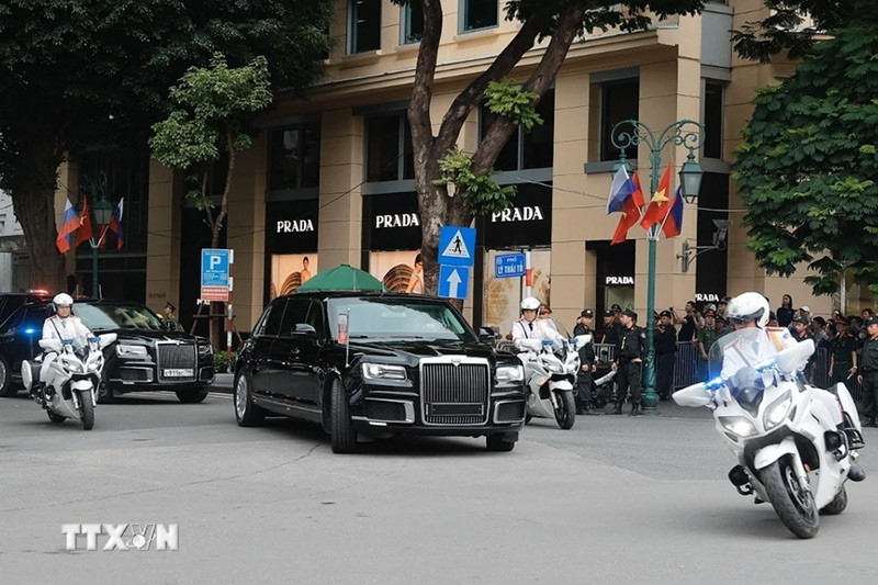 Đoàn xe của Tổng thống Nga Vladimir Putin trên đường di chuyển đến Phủ Chủ tịch. (Ảnh: Nhật Anh/TTXVN) Đoàn xe của Tổng thống Nga Vladimir Putin trên đường di chuyển đến Phủ Chủ tịch. (Ảnh: Nhật Anh/TTXVN)