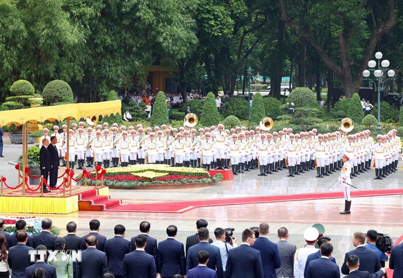 Chủ tịch nước Tô Lâm và Tổng thống Liên bang Nga Vladimir Putin tại Lễ đón. (Ảnh: Phạm Kiên/TTXVN) Chủ tịch nước Tô Lâm và Tổng thống Liên bang Nga Vladimir Putin tại Lễ đón. (Ảnh: Phạm Kiên/TTXVN)