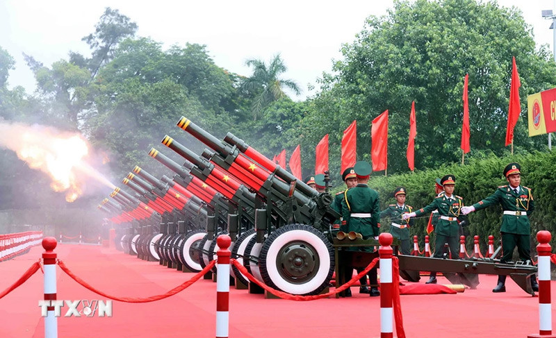 Nghi thức bắn 21 loạt đại bác chào mừng Tổng thống Liên bang Nga Vladimir Putin thăm cấp Nhà nước tới Việt Nam. (Ảnh: An Đăng/TTXVN) Nghi thức bắn 21 loạt đại bác chào mừng Tổng thống Liên bang Nga Vladimir Putin thăm cấp Nhà nước tới Việt Nam. (Ảnh: An Đăng/TTXVN)