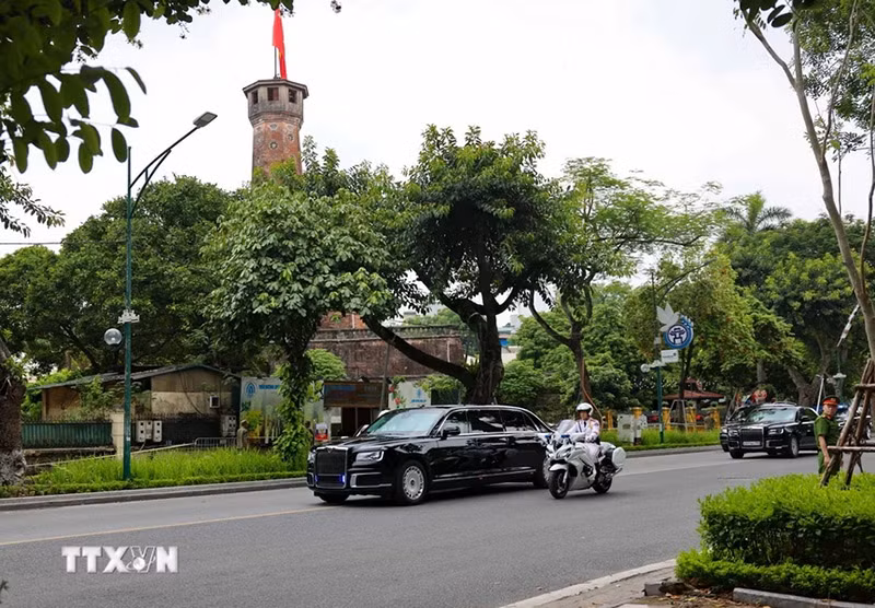 Đoàn xe của Tổng thống Nga Vladimir Putin trên đường di chuyển đến Phủ Chủ tịch. (Ảnh: Nhật Anh/TTXVN)