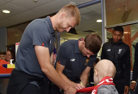 Mot ngay lam tho dan cua dan sao Liverpool - Anh 10