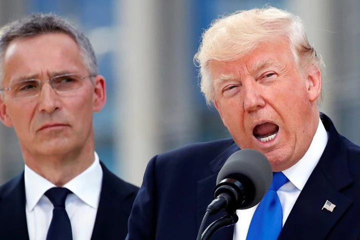 Tổng thư ký NATO Jens Stoltenberg (trái) lắng nghe khi Tổng thống Mỹ Donald Trump phát biểu tại trụ sở NATO ở Brussels, Bỉ ngày 25/5 - Ảnh: Reuters. 