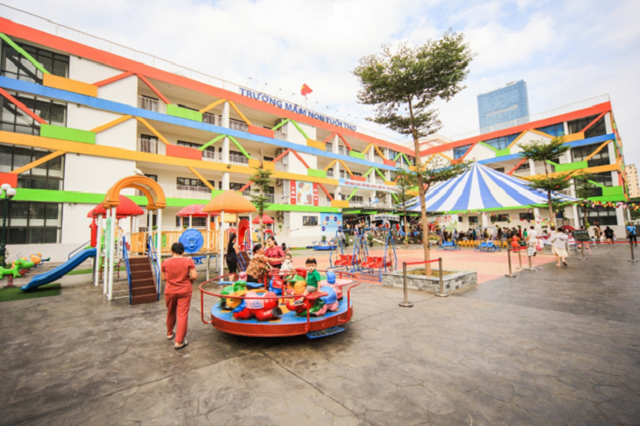 Chị Hải Yến, phụ huynh học sinh cho biết: “Thấy công tác chuẩn bị khai giảng của nhà trường chu đáo, gia đình tôi rất yên tâm. Hy vọng đây sẽ là nơi lưu giữ nhiều kỉ niệm tuổi thơ của các con, con sẽ được yêu thương và phát triển toàn diện về cả thể chất lẫn tinh thần trong những năm đầu đời”. Chị Hải Yến, phụ huynh học sinh cho biết: “Thấy công tác chuẩn bị khai giảng của nhà trường chu đáo, gia đình tôi rất yên tâm. Hy vọng đây sẽ là nơi lưu giữ nhiều kỉ niệm tuổi thơ của các con, con sẽ được yêu thương và phát triển toàn diện về cả thể chất lẫn tinh thần trong những năm đầu đời”.