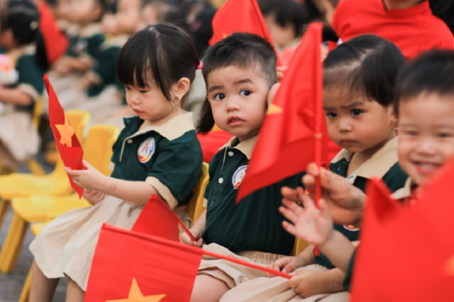 Với lợi thế diện tích gần 7.000m2, nhà trường được đầu tư trang thiết bị đồng bộ, hiện đại, rộng rãi, thoáng mát với vườn cây xanh bao quanh trường và khu chơi thiên nhiên cát, sỏi, khu vận động liên hoàn tạo nhiều không gian cho bé hoạt động. Với lợi thế diện tích gần 7.000m2, nhà trường được đầu tư trang thiết bị đồng bộ, hiện đại, rộng rãi, thoáng mát với vườn cây xanh bao quanh trường và khu chơi thiên nhiên cát, sỏi, khu vận động liên hoàn tạo nhiều không gian cho bé hoạt động.