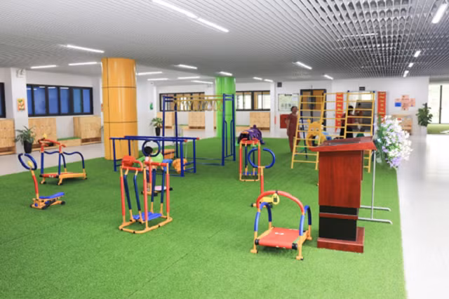 Khu vui chơi vận động với nhiều đồ chơi để các bé được trải nghiệm.
