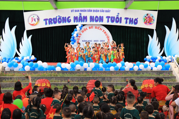 Về chương trình giáo dục, nhà trường tiếp tục thực hiện theo chương trình khung của Bộ giáo dục và theo chủ đề năm học 2023-2024, xây dựng “Văn hóa nhà trường - Văn hóa dân gian”. Về chương trình giáo dục, nhà trường tiếp tục thực hiện theo chương trình khung của Bộ giáo dục và theo chủ đề năm học 2023-2024, xây dựng “Văn hóa nhà trường - Văn hóa dân gian”.