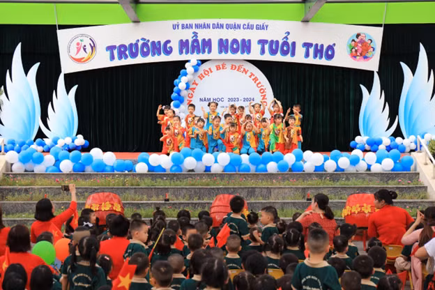 Về chương trình giáo dục, nhà trường tiếp tục thực hiện theo chương trình khung của Bộ giáo dục và theo chủ đề năm học 2023-2024, xây dựng “Văn hóa nhà trường - Văn hóa dân gian”.