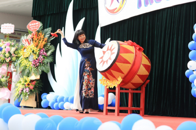 Cô Cao Thị Kim Thanh, Hiệu trưởng Trường mầm non Tuổi Thơ (Lô B9, KĐT Nam Trung Yên, phường Trung Hòa, quận Cầu Giấy, Hà Nội) đánh trống khai trường. Cô Cao Thị Kim Thanh, Hiệu trưởng Trường mầm non Tuổi Thơ (Lô B9, KĐT Nam Trung Yên, phường Trung Hòa, quận Cầu Giấy, Hà Nội) đánh trống khai trường.