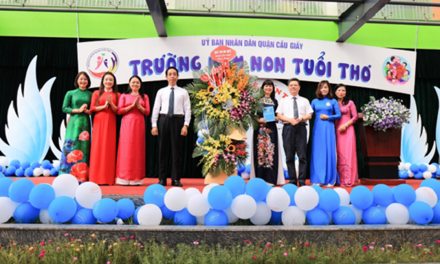 Đại biểu dự lễ khai giảng tại trường mầm non Tuổi Thơ. Đại biểu dự lễ khai giảng tại trường mầm non Tuổi Thơ.