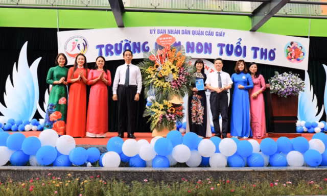 Đại biểu dự lễ khai giảng tại trường mầm non Tuổi Thơ.