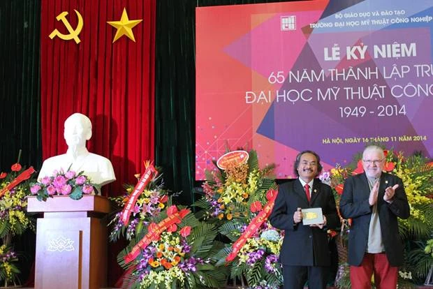  Trường Đại học Mỹ thuật Công nghiệp cũng nhận được nhiều tình cảm tốt đẹp từ bạn bè quốc tế