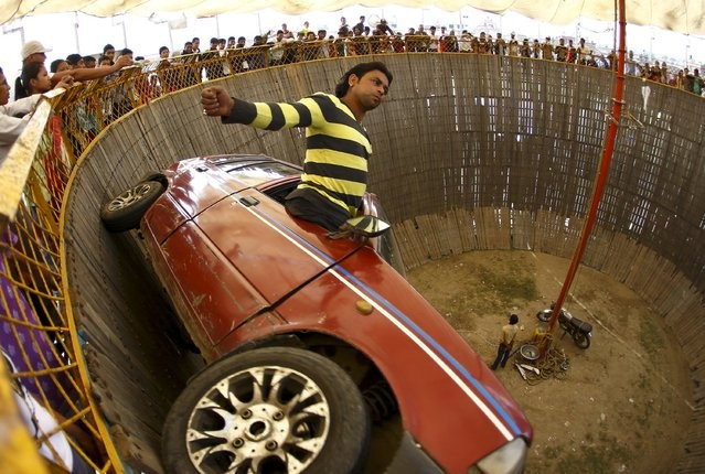 Tiết mục lái ôtô dọc thành giếng là một trong những màn biểu diễn gây ấn tượng nhất. g
