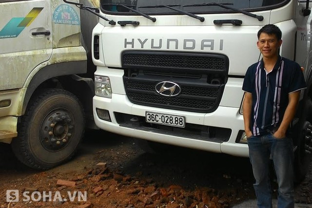Về nơi “rác rưởi cũng biến thành... vàng“ ảnh 2 Tỷ phú Mai Văn Đỗ bên cạnh xưởng xe ô tô của mình