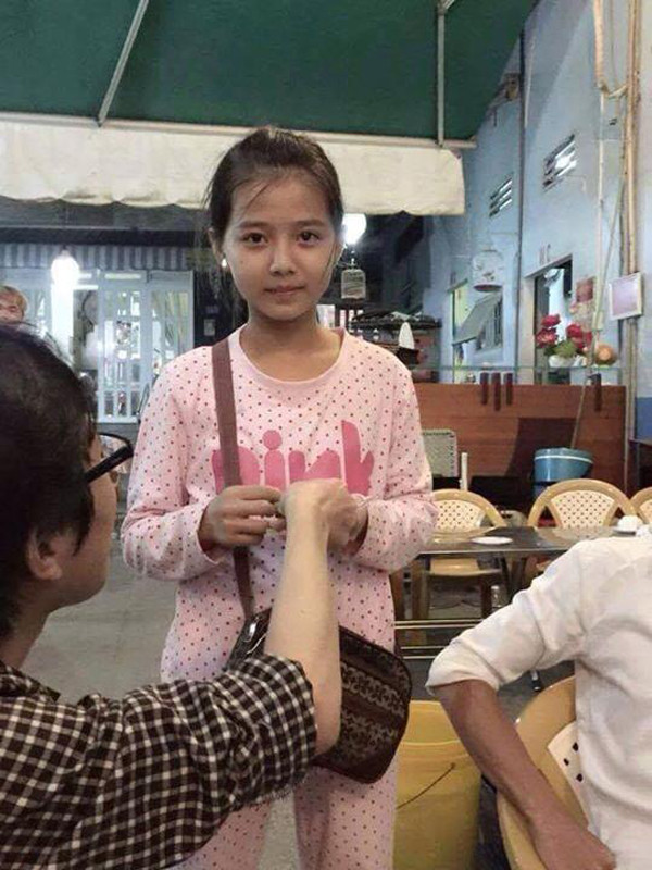 Em bé bán vé số xinh như hotgirl gây sốt cộng đồng mạng