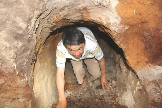 Địa đạo được phát lộ nằm cách mặt đất khoảng 3m. Địa đạo được phát lộ nằm cách mặt đất khoảng 3m.