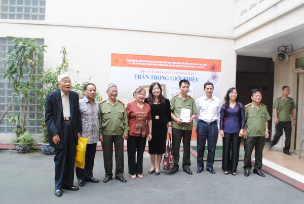 Nhà văn Đặng Vương Hưng và các đại biểu tham dự buổi lễ ra mắt sách