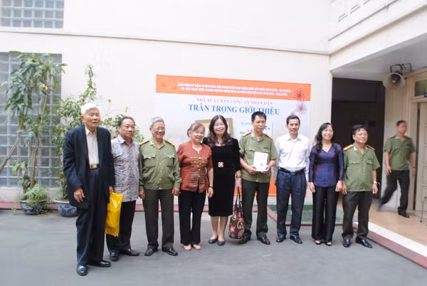 Nhà văn Đặng Vương Hưng và các đại biểu tham dự buổi lễ ra mắt sách