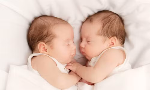 Người mẹ nên chuẩn bị tâm lý khi biết sẽ sinh đôi. Ảnh: Metro.