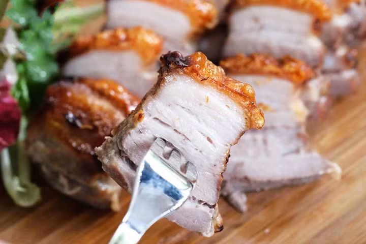 Công thức làm thịt heo quay giòn bì "bất khả chiến bại" mẹ nào cũng làm thành công!