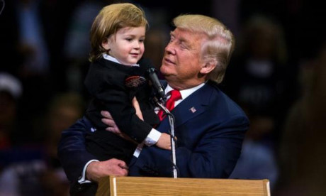 Donald Trump khôn khéo đặt câu hỏi cho cậu bé giống y mình trên sân khấu - Ảnh 1 Donald Trump khon kheo dat cau hoi cho cau be giong y minh tren san khau - Anh 1