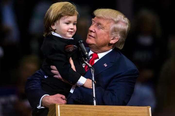 Donald Trump khôn khéo đặt câu hỏi cho cậu bé giống y mình trên sân khấu