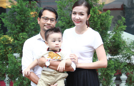 Vợ chồng Huỳnh Đông đưa con trai kháu khỉnh đi sự kiện - Ảnh 2 Vo chong Huynh Dong dua con trai khau khinh di su kien - Anh 2