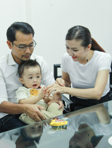 Vợ chồng Huỳnh Đông đưa con trai kháu khỉnh đi sự kiện - Ảnh 5 Vo chong Huynh Dong dua con trai khau khinh di su kien - Anh 5
