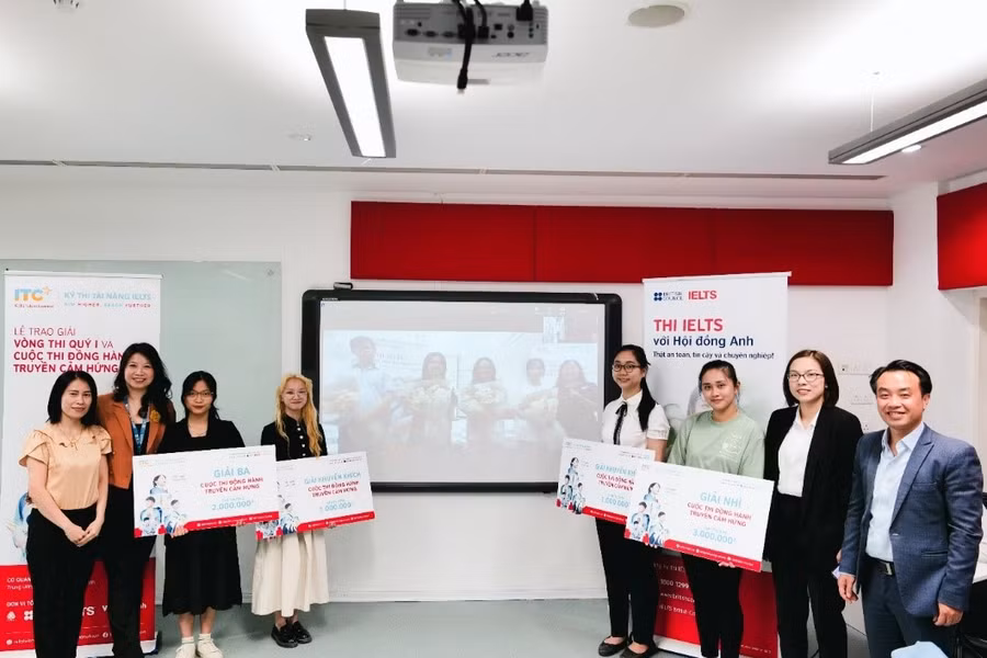 Đại diện Ban Tổ chức, khách mời và các thí sinh xuất sắc thắng giải tại hai điểm cầu