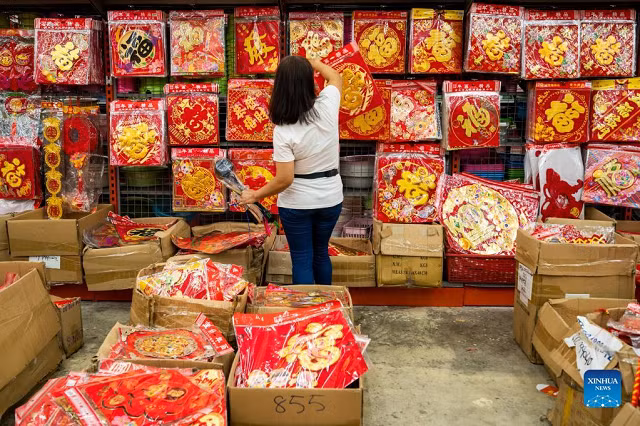 Tại cửa hàng bán chữ trang trí.