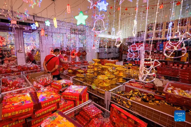 Cửa hàng bán đồ trang trí dịp Tết.