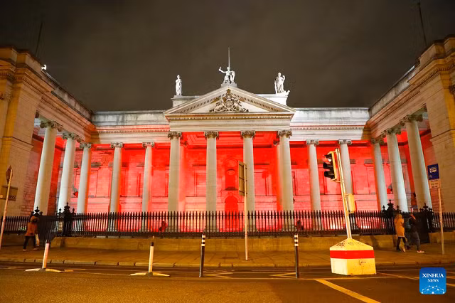 Một tòa nhà ở Dublin, Ireland được thắp sáng màu đỏ để đón năm Nhâm Dần.