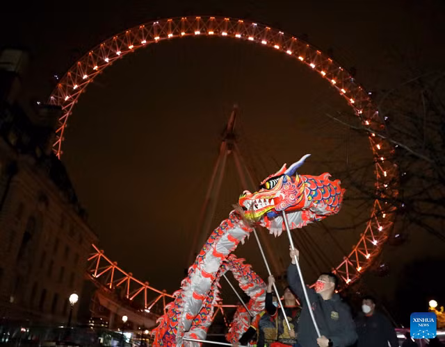 Múa rồng trước vòng đu quay London Eye.