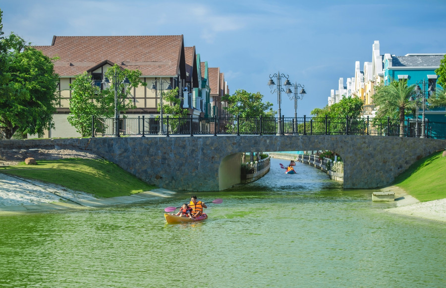 Chèo Kayak trên dòng kênh lagoon sẽ là hoạt động không thể bỏ qua khi đến với NovaWorld Ho Tram Chèo Kayak trên dòng kênh lagoon sẽ là hoạt động không thể bỏ qua khi đến với NovaWorld Ho Tram