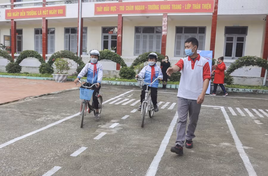 Học sinh Trường Tiểu học Trường Tiểu học Thanh Luông thực hành đi xe đạp an toàn dưới sự hướng dẫn của chuyên môn.