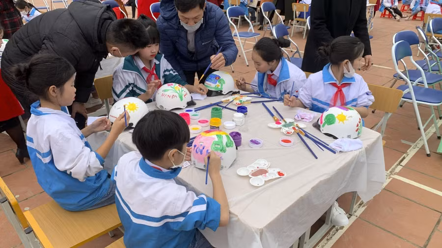 Học sinh Trường Tiểu học Thanh Luông tham gia trải nghiệm “Vẽ mũ xinh - Bé yêu mũ mình”.