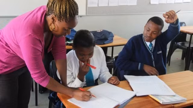 GV và HS trong lớp học.