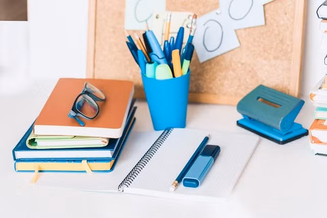 Nhiều GV phải bỏ tiền túi ra mua văn phòng phẩm dùng trong lớp học.