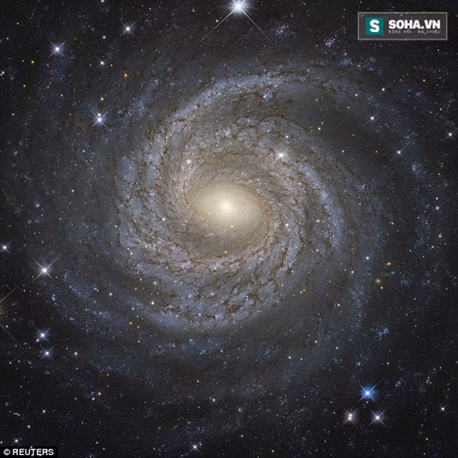 Phát hiện siêu lỗ đen ở trung tâm thiên hà kỳ dị - Ảnh 1.