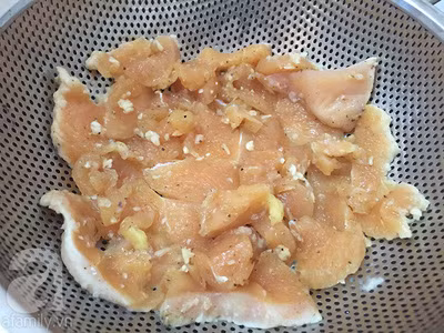 Xếp thịt gà vào khay đem hấp chín. Hấp để đảm bảo giữ nguyên vị ngọt thơm của thịt gà.