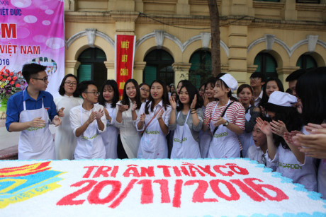 Học sinh Việt Đức làm 1.000 chiếc bánh tặng thầy cô - Ảnh 2 Hoc sinh Viet Duc lam 1.000 chiec banh tang thay co - Anh 2