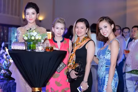 A hau Huyen My mac xuyen thau, deo dong ho tram trieu du su kien - Anh 9